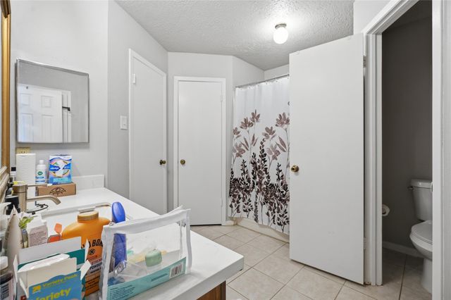 466 El Toro Lane, Webster, TX 77598