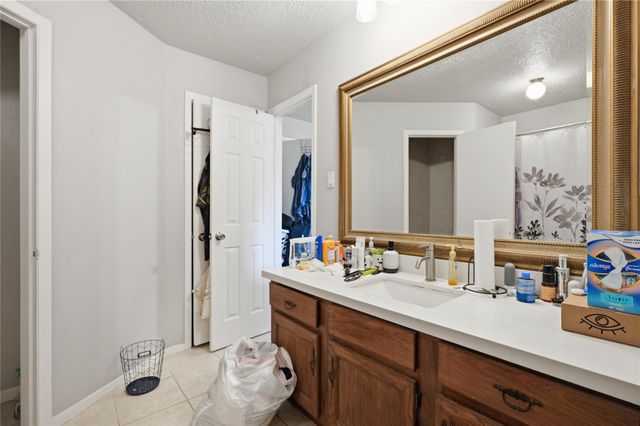 466 El Toro Lane, Webster, TX 77598