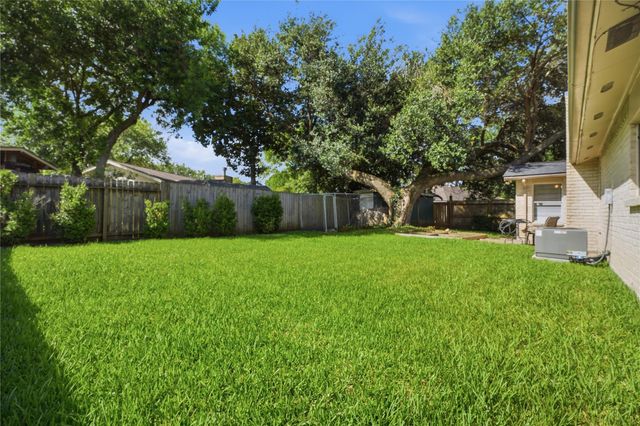 466 El Toro Lane, Webster, TX 77598