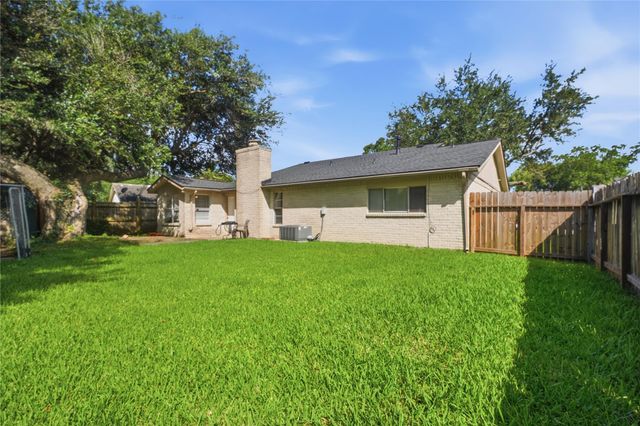 466 El Toro Lane, Webster, TX 77598