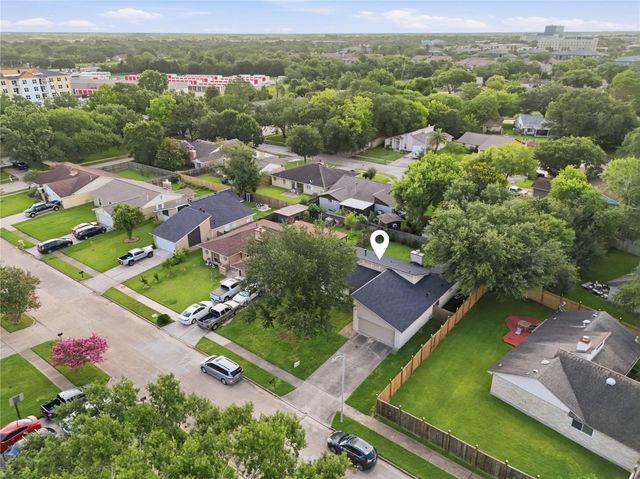 466 El Toro Lane, Webster, TX 77598