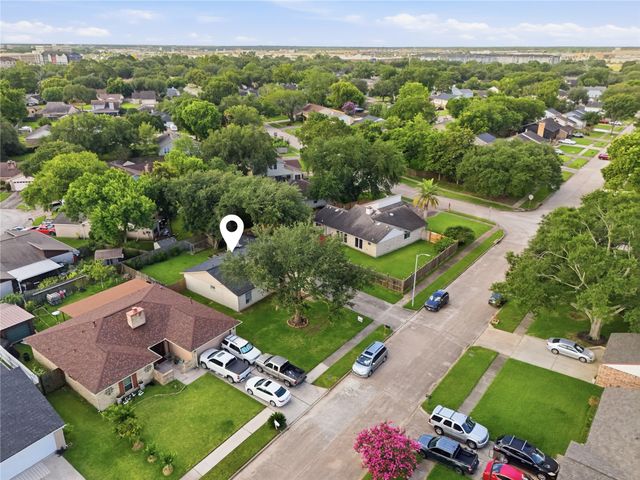 466 El Toro Lane, Webster, TX 77598