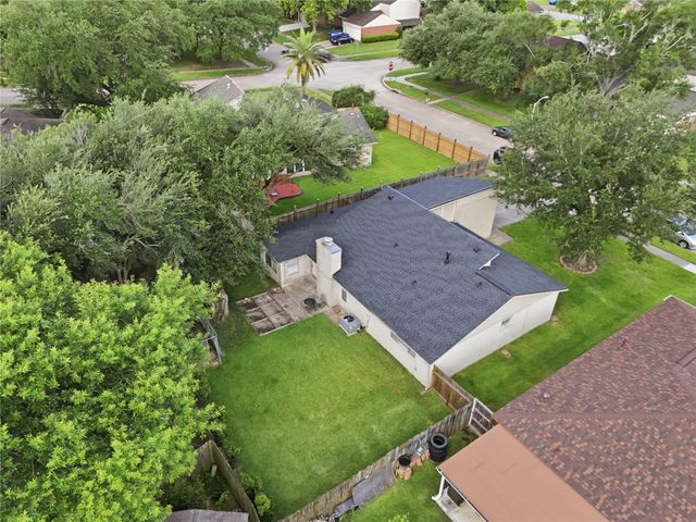 466 El Toro Lane, Webster, TX 77598
