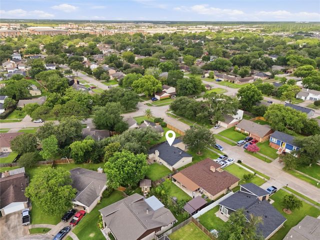 466 El Toro Lane, Webster, TX 77598