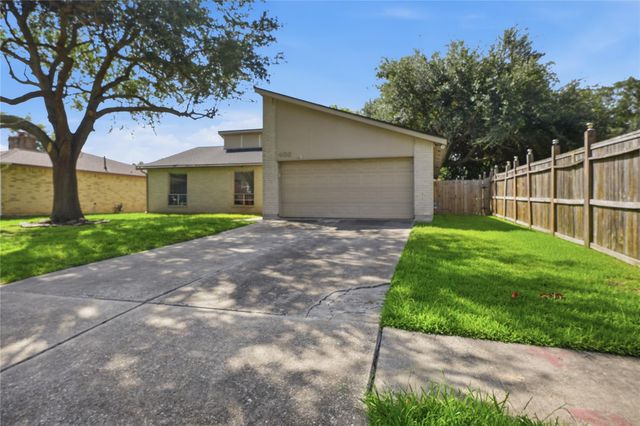 466 El Toro Lane, Webster, TX 77598