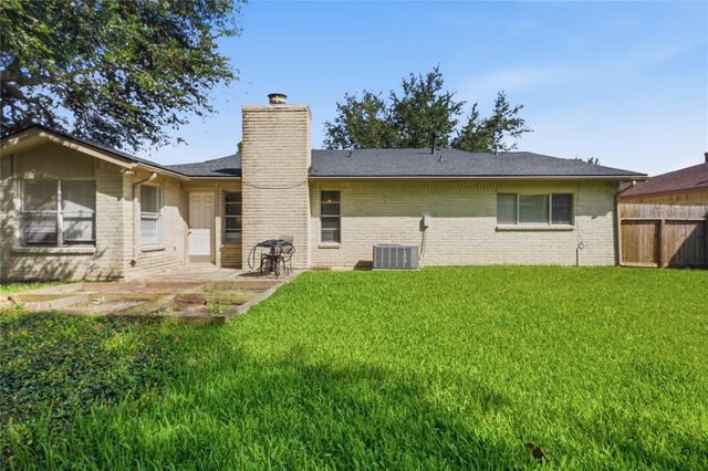 466 El Toro Lane, Webster, TX 77598