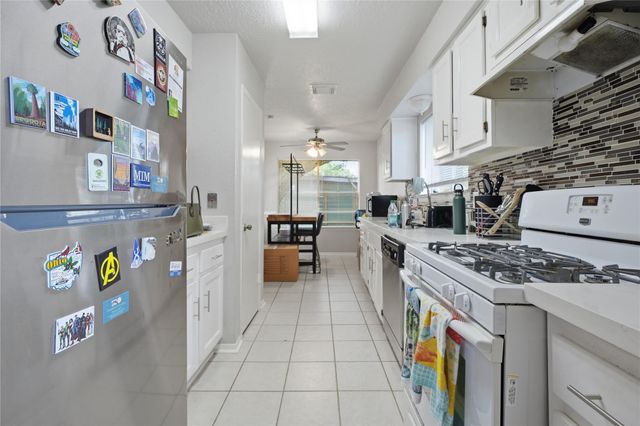 466 El Toro Lane, Webster, TX 77598