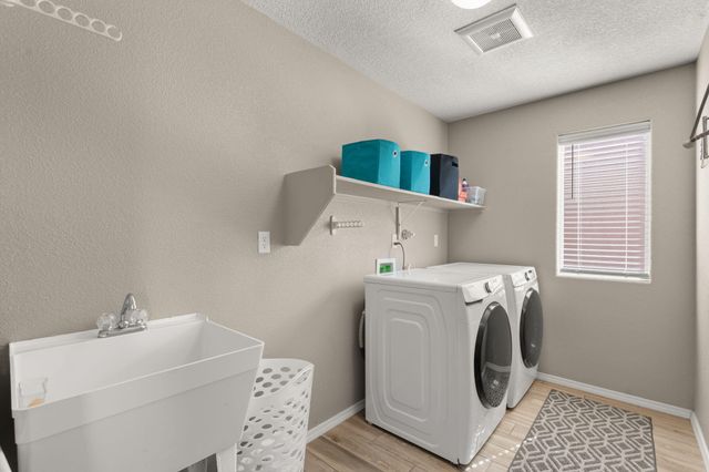 3953 Mountain Trail Loop NE, Rio Rancho, NM 87144