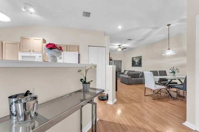 8385 Vía Serena, Boca Raton, FL 33433