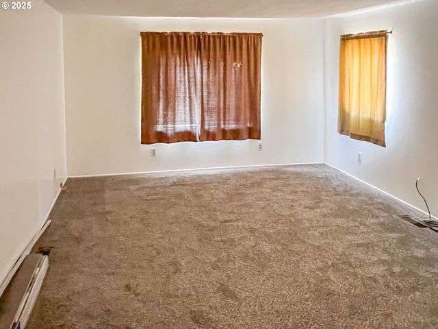283 HAWKEYE Ln, Roseburg, OR 97471
