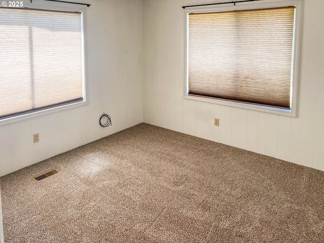 283 HAWKEYE Ln, Roseburg, OR 97471