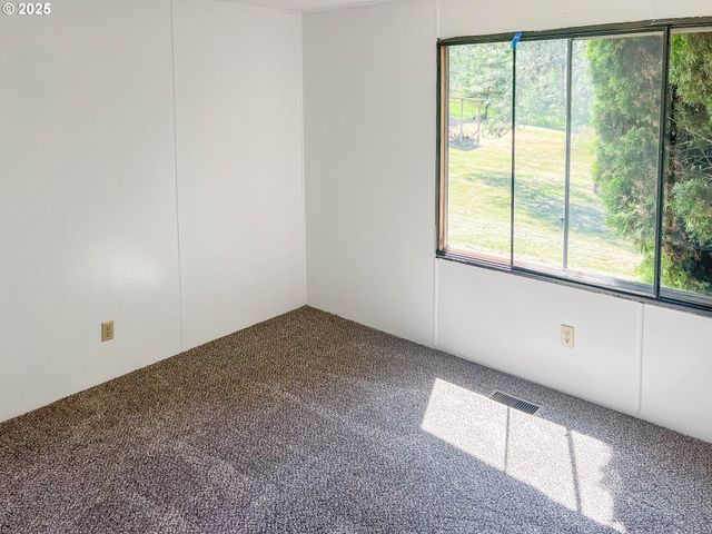 283 HAWKEYE Ln, Roseburg, OR 97471