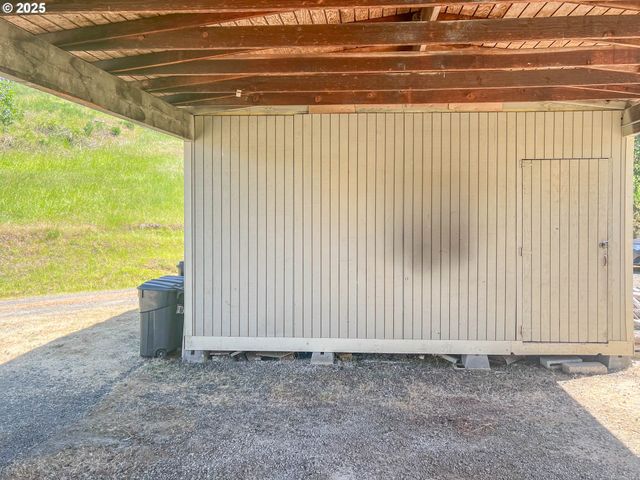 283 HAWKEYE Ln, Roseburg, OR 97471