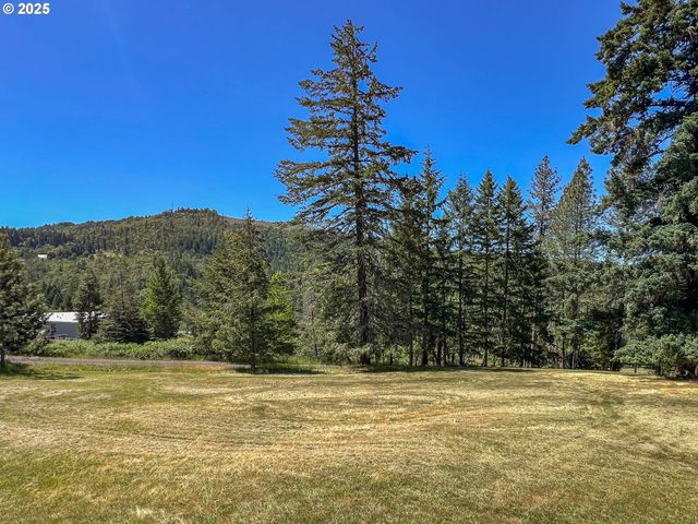 283 HAWKEYE Ln, Roseburg, OR 97471