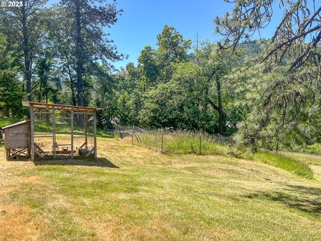 283 HAWKEYE Ln, Roseburg, OR 97471