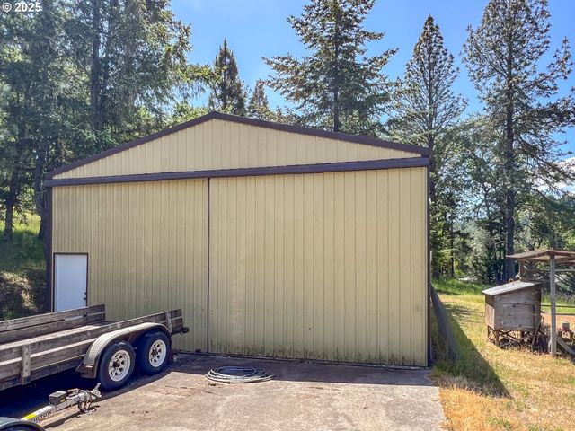 283 HAWKEYE Ln, Roseburg, OR 97471