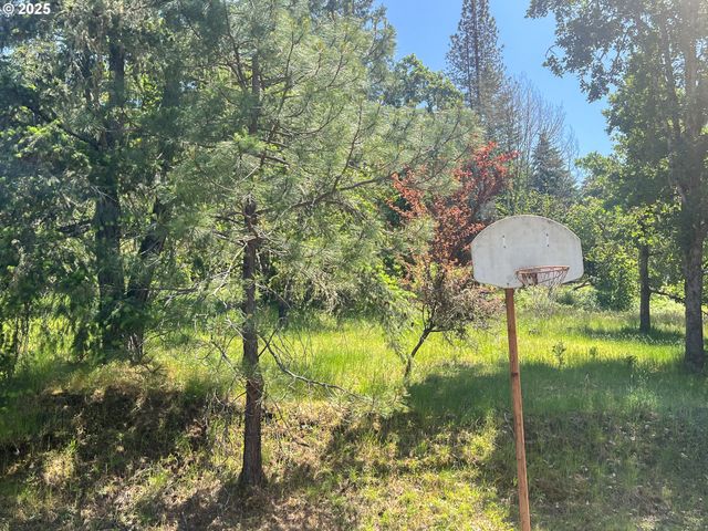 283 HAWKEYE Ln, Roseburg, OR 97471