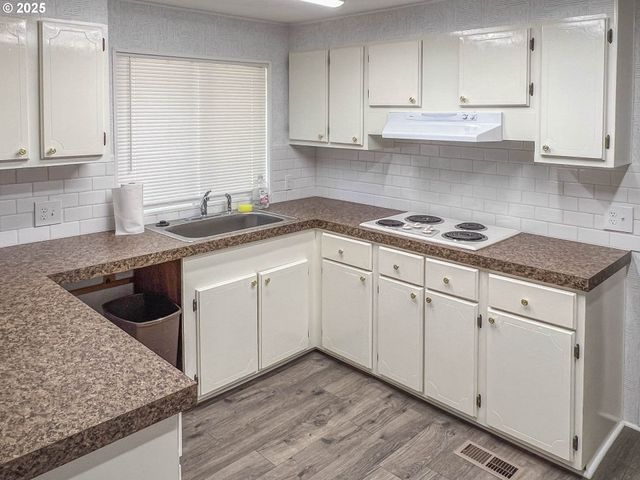 283 HAWKEYE Ln, Roseburg, OR 97471