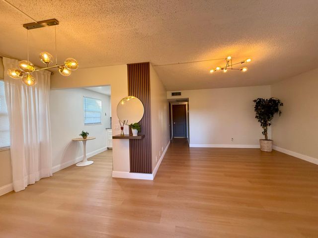 402 Brighton J J, Boca Raton, FL 33434