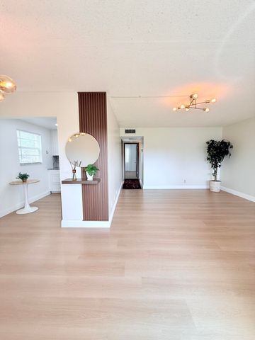 402 Brighton J J, Boca Raton, FL 33434