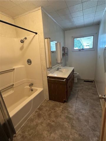 327 E 7TH Street, Maryville, MO 64468