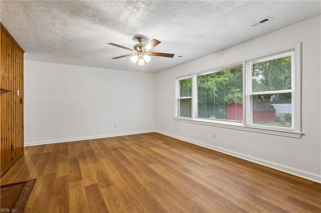 1 Westbrook DR, Hampton, VA 23666