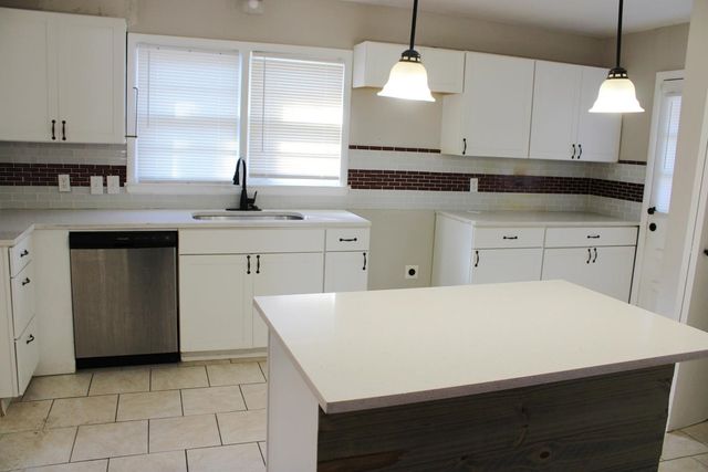 1673 S WHITE STATION RD, Memphis, TN 38117