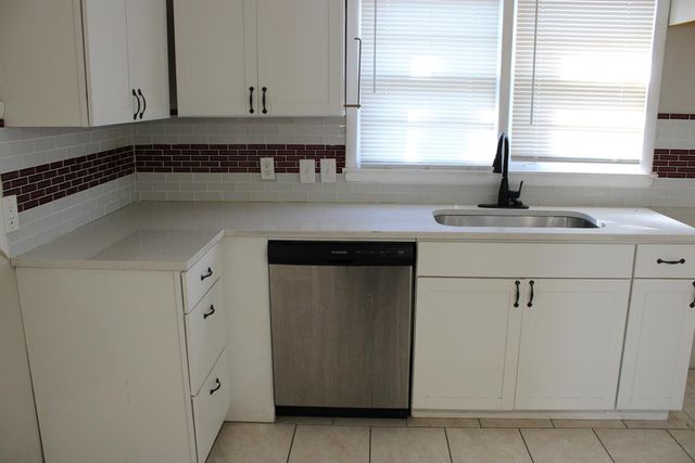 1673 S WHITE STATION RD, Memphis, TN 38117