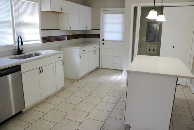 1673 S WHITE STATION RD, Memphis, TN 38117