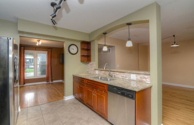 306 Colony Green Drive, Bloomingdale, IL 60108