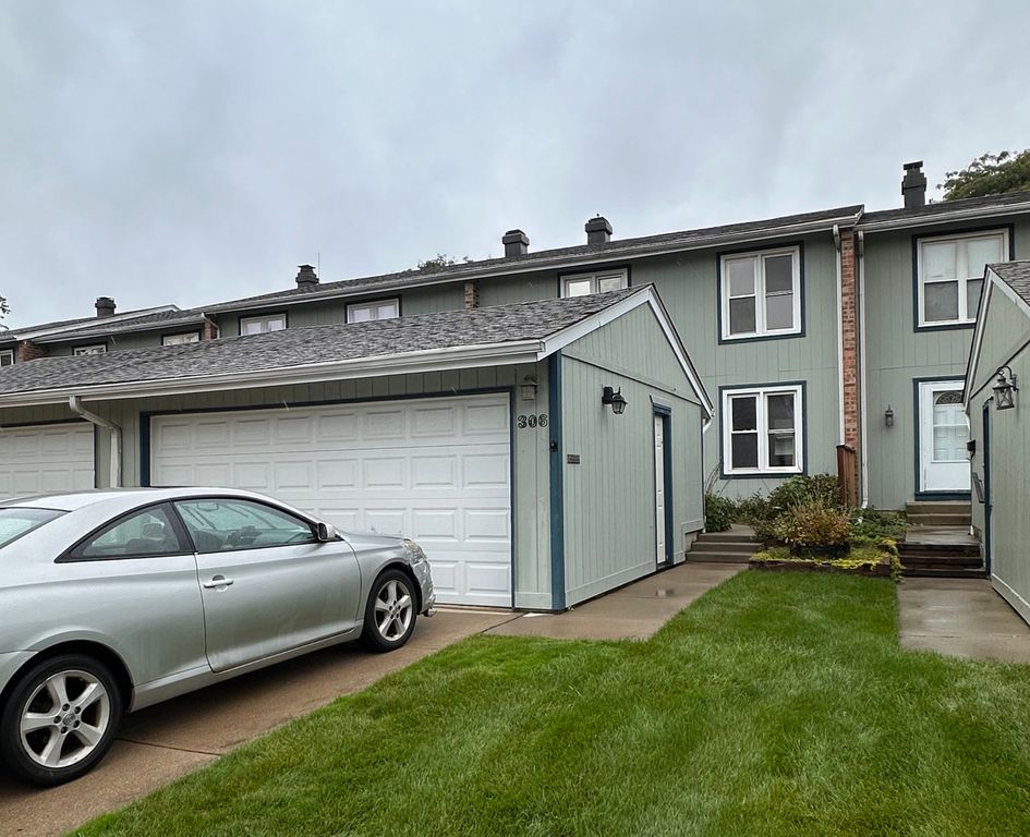 306 Colony Green Drive, Bloomingdale, IL 60108