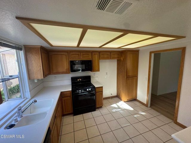 1874 Suntree Lane, Simi Valley, CA 93063