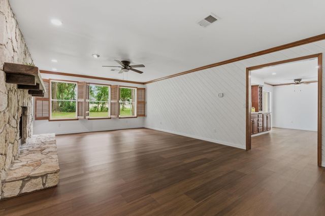 254 Springs Edge Dr, Montgomery, TX 77356