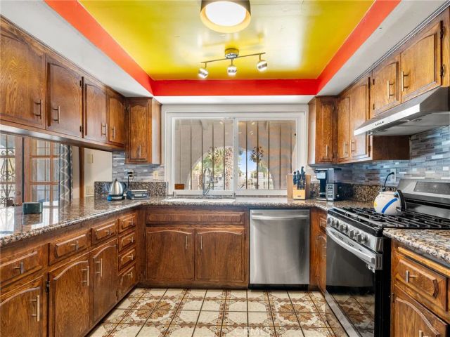 13916 Burning Tree Drive, Victorville, CA 92395