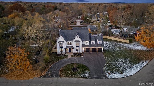 2840 Bolingbroke Drive, Troy, MI 48084