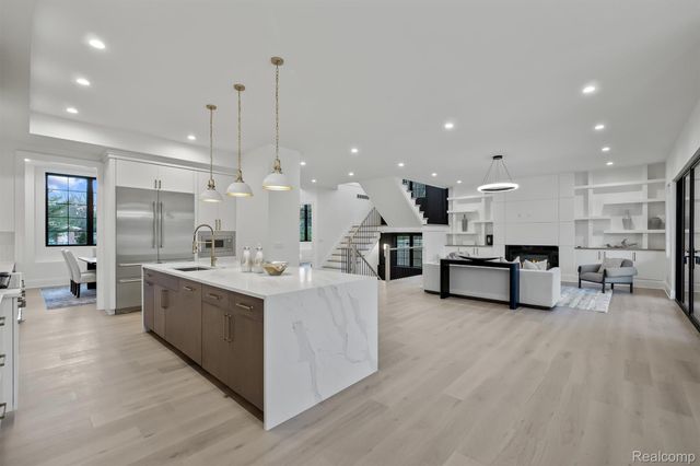 2840 Bolingbroke Drive, Troy, MI 48084