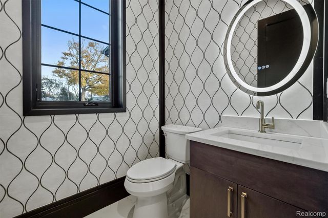 2840 Bolingbroke Drive, Troy, MI 48084