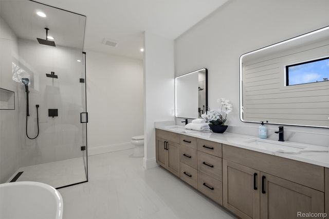 2840 Bolingbroke Drive, Troy, MI 48084