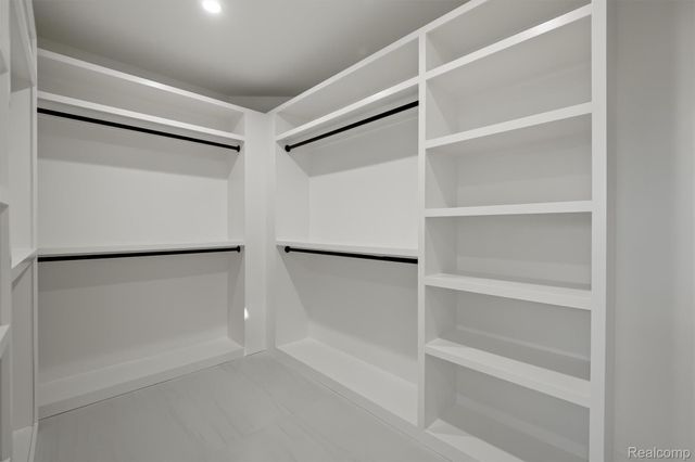 2840 Bolingbroke Drive, Troy, MI 48084