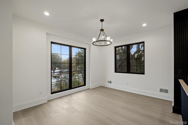 2840 Bolingbroke Drive, Troy, MI 48084