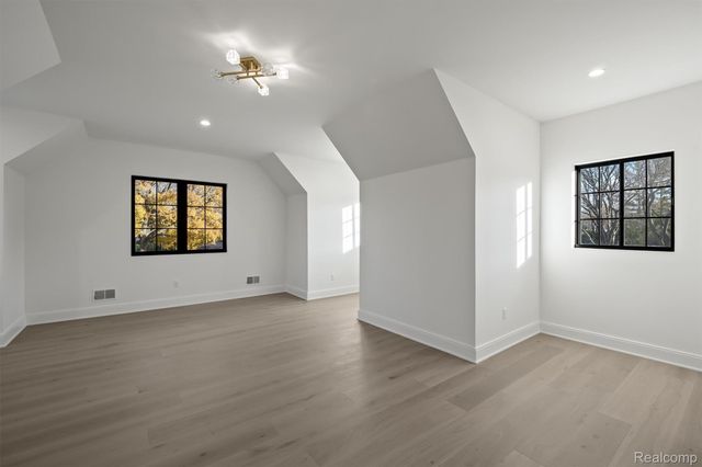 2840 Bolingbroke Drive, Troy, MI 48084