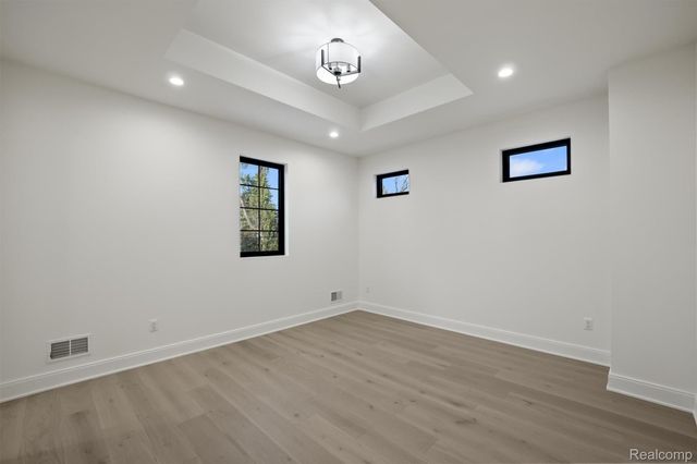 2840 Bolingbroke Drive, Troy, MI 48084