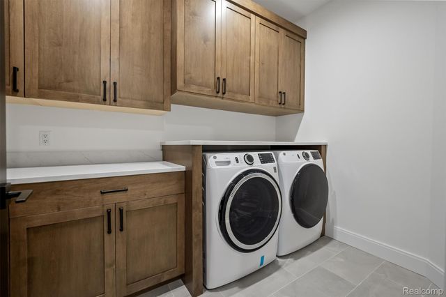 2840 Bolingbroke Drive, Troy, MI 48084