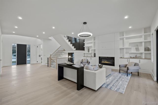 2840 Bolingbroke Drive, Troy, MI 48084