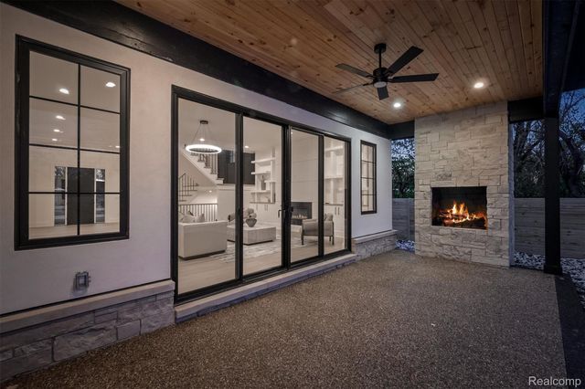 2840 Bolingbroke Drive, Troy, MI 48084