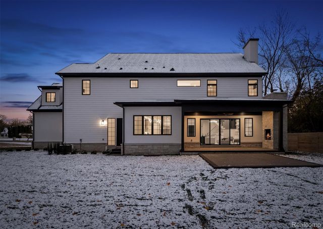 2840 Bolingbroke Drive, Troy, MI 48084