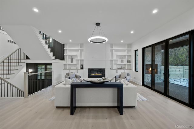 2840 Bolingbroke Drive, Troy, MI 48084