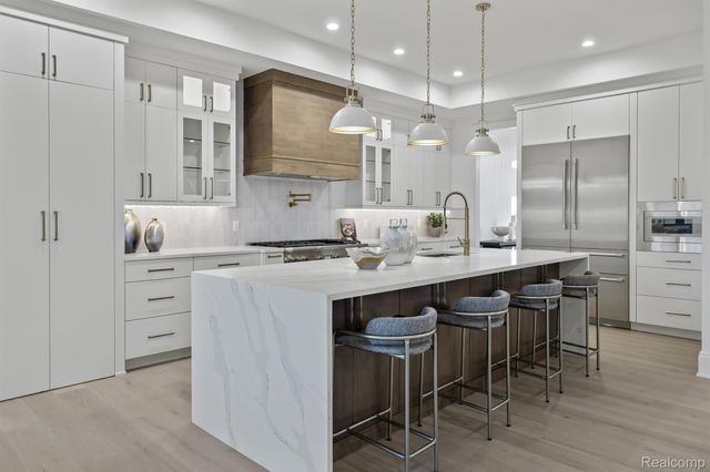 2840 Bolingbroke Drive, Troy, MI 48084