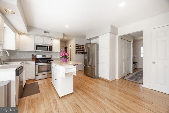 1 BOORS COVE LN, West Grove, PA 19390