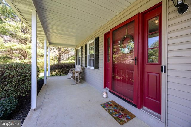 1 BOORS COVE LN, West Grove, PA 19390